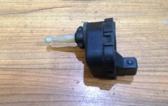Headlight level adjustment motor