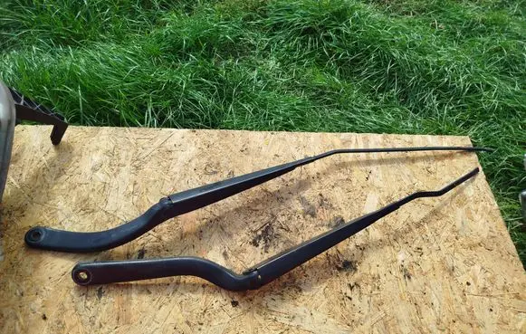 Front wiper blade arm