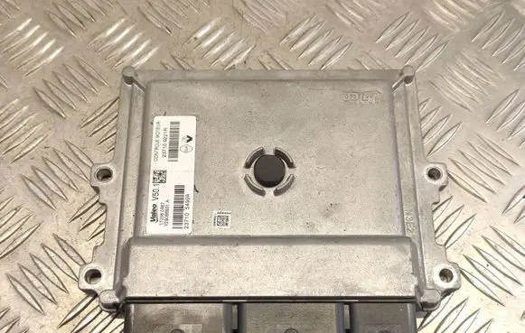 Dacia Sandero Engine control unit/module 237105499R V29086931A