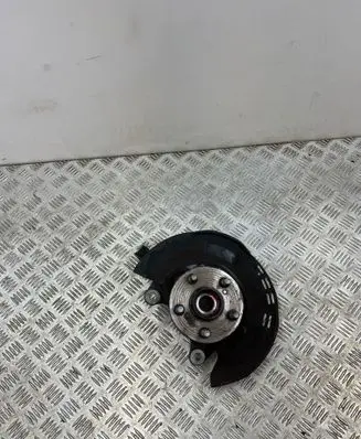Toyota Yaris XP210 Front wheel hub