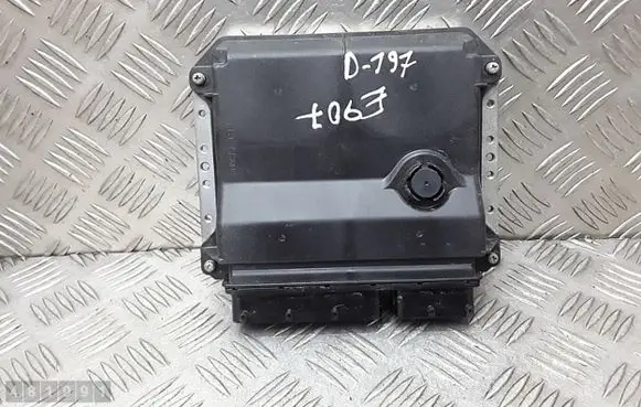Toyota Avensis T270 Engine control unit/module 8966105d81