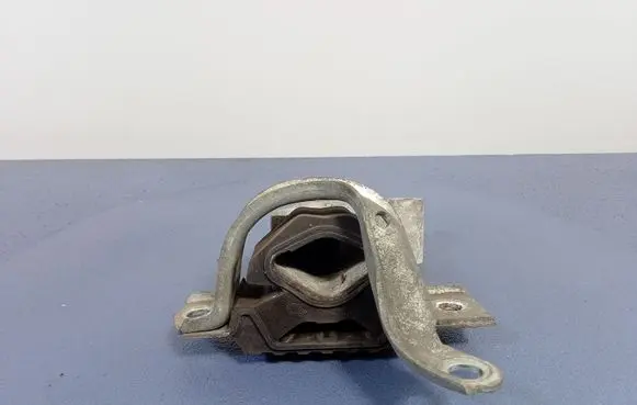 Engine mount vacuum valve