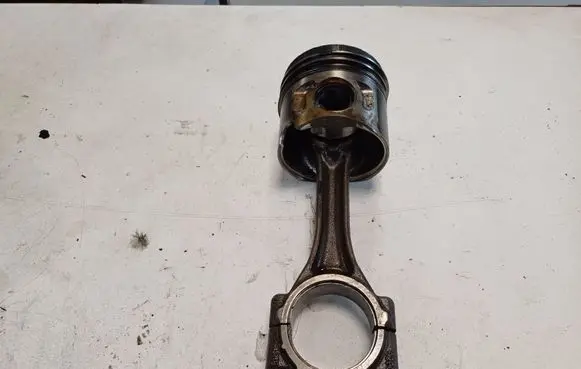 Volkswagen Caddy Piston with connecting rod