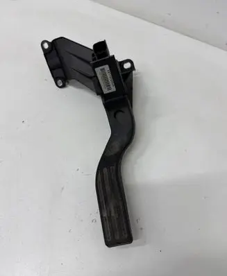 Accelerator throttle pedal
