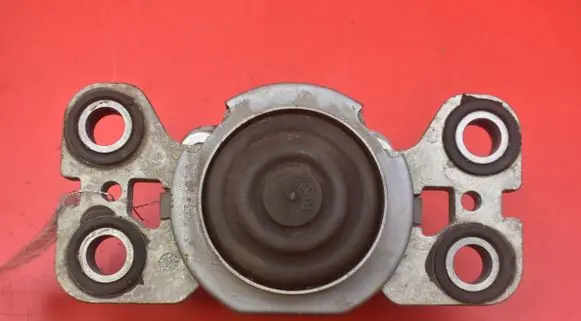 Engine mount vacuum valve
