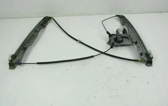 Renault Clio III Front door window regulator with motor 