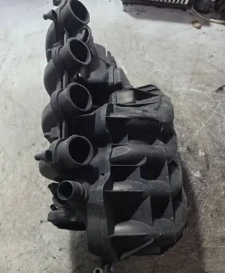 Volkswagen Touran I Intake manifold 06F133210M