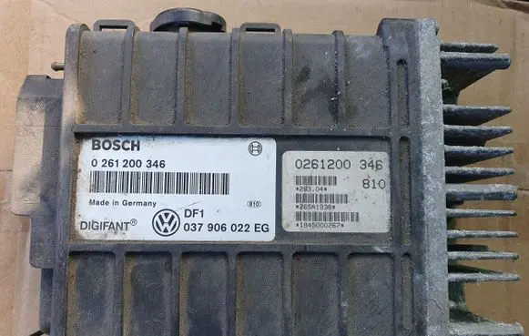 Volkswagen PASSAT B3 Engine control unit/module 037906022EG 0261200346