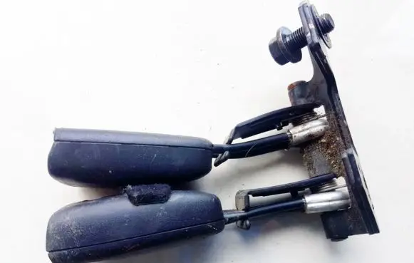 Mitsubishi Carisma Rear seatbelt buckle