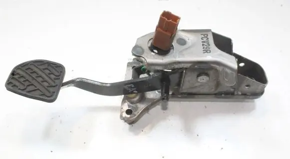Nissan Juke I F15 Clutch pedal 