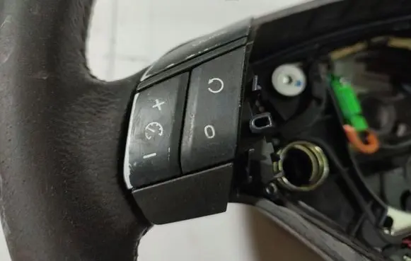 Volvo S60 Steering wheel buttons/switches 