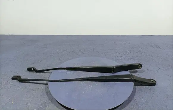 Front wiper blade arm