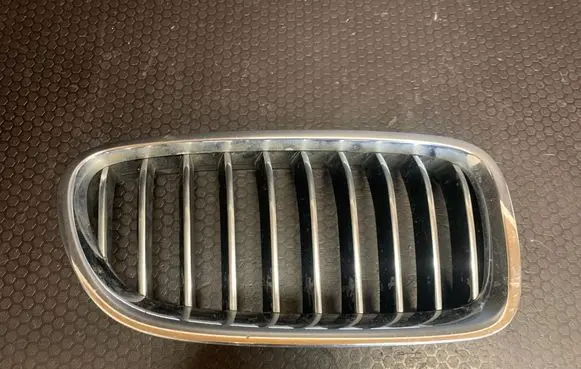 BMW 5 F10 F11 Front bumper upper radiator grill 7412324 18801310 7412326
