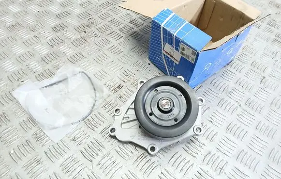 Toyota Avensis T270 Water pump VKPC91817