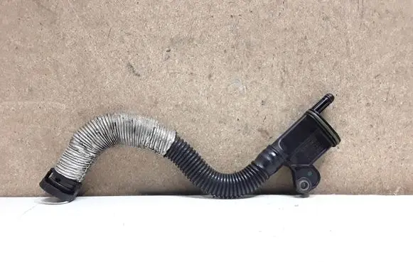 Volkswagen Tiguan Breather hose/pipe 06H103226A
