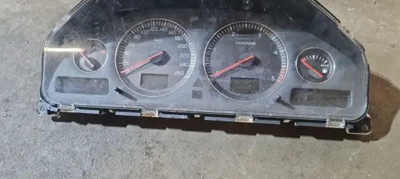 Volvo V70 Speedometer (instrument cluster) 8673262
