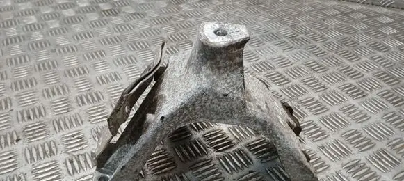 Engine mounting bracket