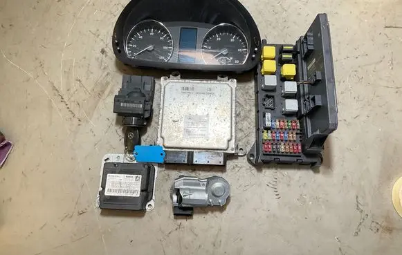 Mercedes-Benz Sprinter W906 Engine ECU kit and lock set A6519003203 28454422 A6519012902