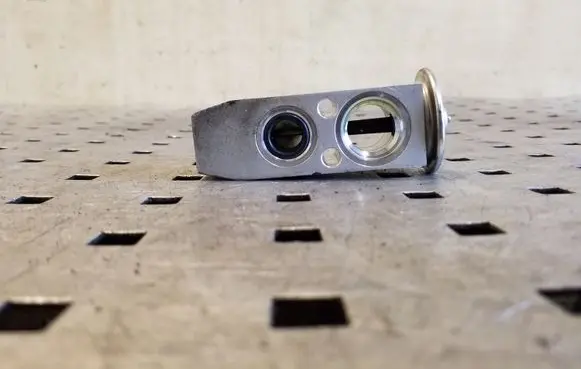 Nissan Qashqai Air conditioning (A/C) expansion valve 