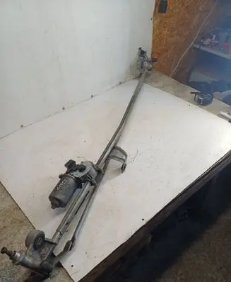 Front wiper linkage and motor