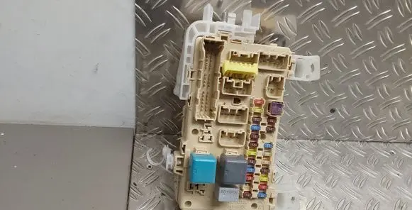 Toyota Corolla Verso AR10 Fuse module 892210F010