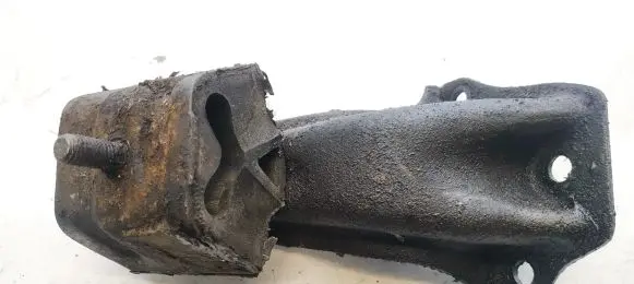 Volkswagen PASSAT B2 Engine mount bracket 823199381b