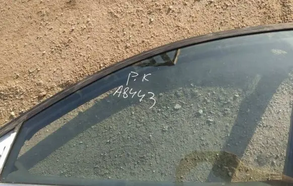 Renault Laguna III Front door window glass four-door