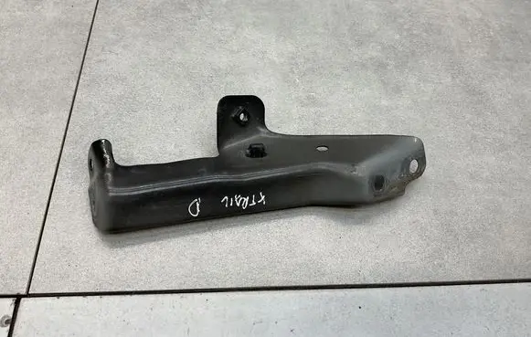 Nissan X-Trail T32 Fender mounting bracket 