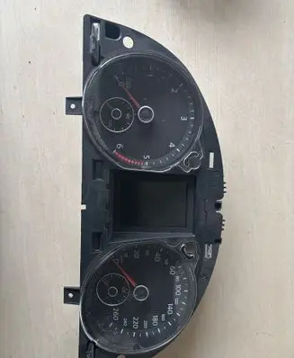 Volkswagen PASSAT B7 Speedometer (instrument cluster) A2C53219792