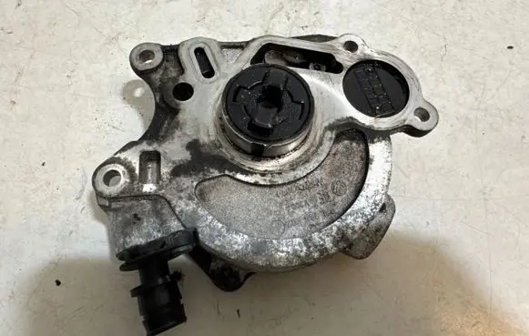 Volkswagen PASSAT B7 Vacuum pump 03L145207