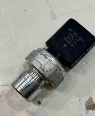 Volkswagen PASSAT B8 Air conditioning (A/C) pressure sensor 