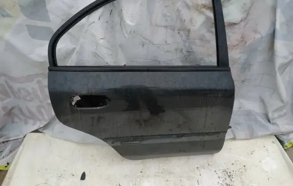 Mitsubishi Carisma Rear door