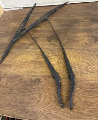 Front wiper blade arm