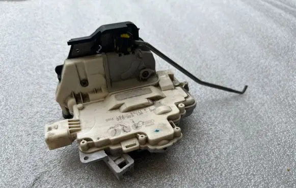 Audi A8 S8 D3 4E Front door lock 4F1837016