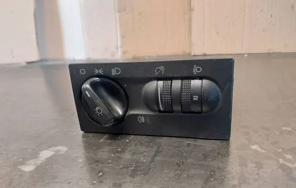 Volkswagen Golf III Light switch 1H6941531N