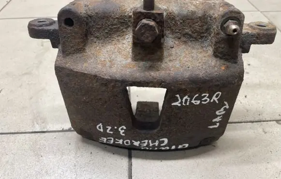 Jeep Grand Cherokee (WK) Front brake caliper