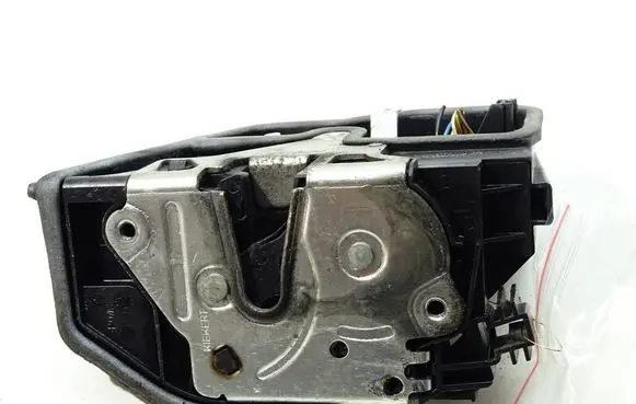 BMW X3 E83 Front door lock