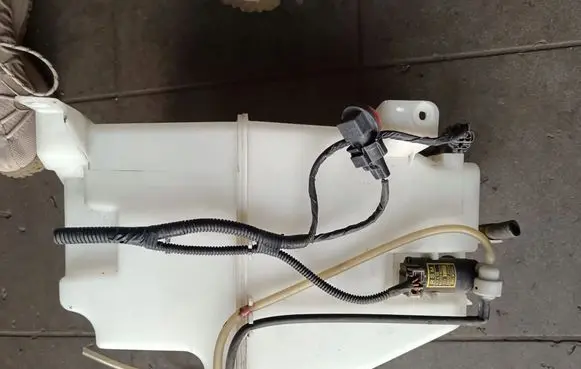 Renault Koleos I Windshield washer fluid reservoir/tank 