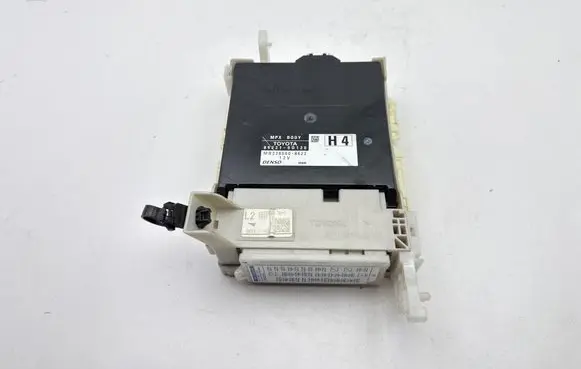Toyota Yaris Fuse module 892210D120 MB2380008622