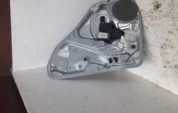 Volkswagen PASSAT B5 Rear door window regulator with motor
