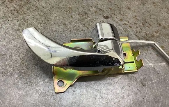 KIA Sorento Front door interior handle E122