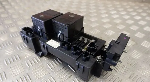 Lexus GS 300 350 430 450H Relay mounting block G382030010