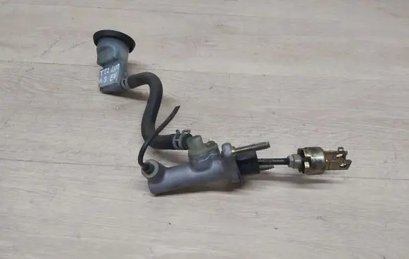 Toyota Avensis T220 Clutch slave cylinder 