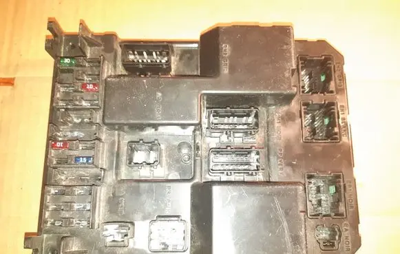 Peugeot 307 Fuse module 9651197580A BSIJ0300 9651196880A