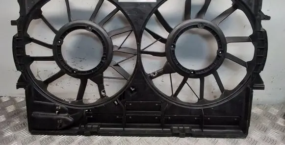 Radiator cooling fan shroud