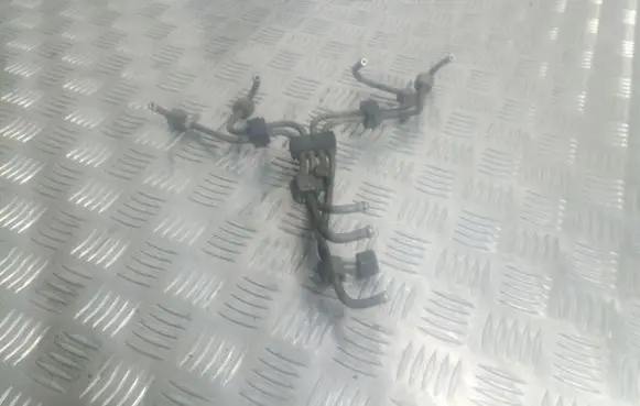 Fuel injector supply line/pipe