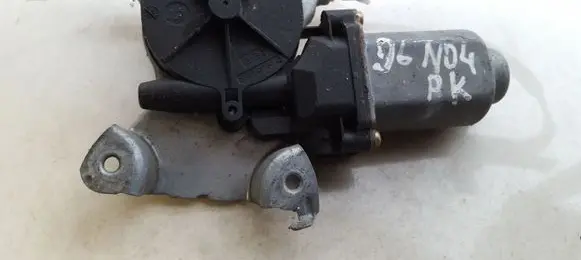 Nissan Almera N16 Front door window regulator motor 400601T7