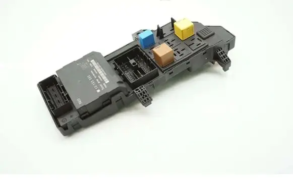 Opel Vectra C Fuse module 13223678 13193590 13223679