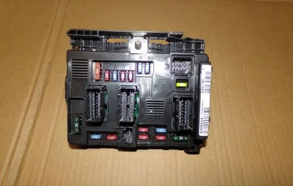 Peugeot 1007 Fuse module 9650618480