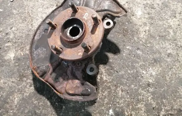 Toyota Corolla Verso AR10 Front wheel hub